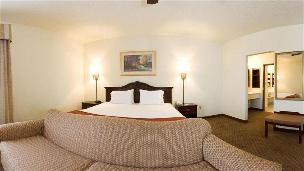 Holiday Inn Express Hotel And Suites Weslaco By Ihg Exterior foto
