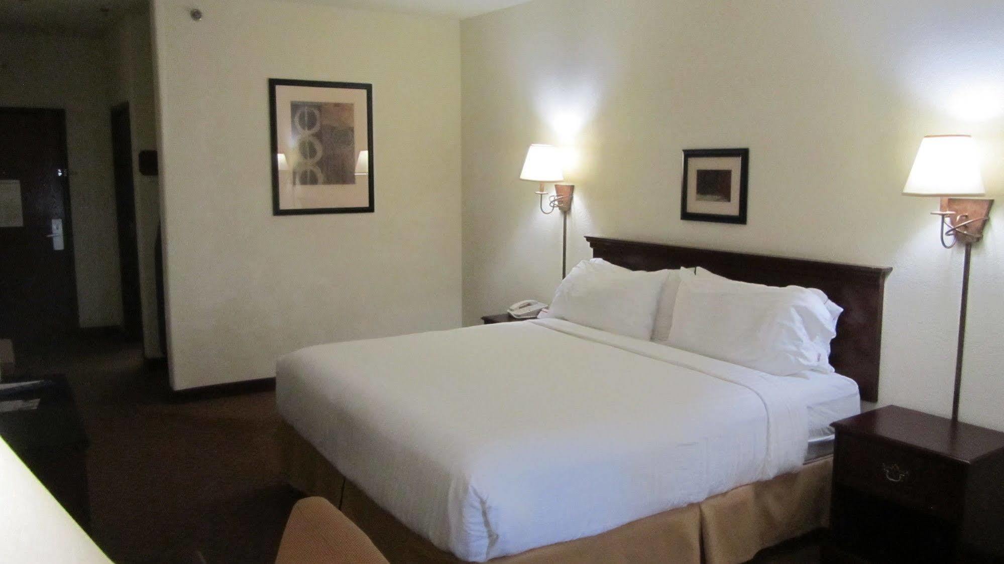 Holiday Inn Express Hotel And Suites Weslaco By Ihg Exterior foto