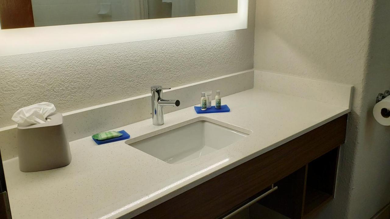 Holiday Inn Express Hotel And Suites Weslaco By Ihg Exterior foto