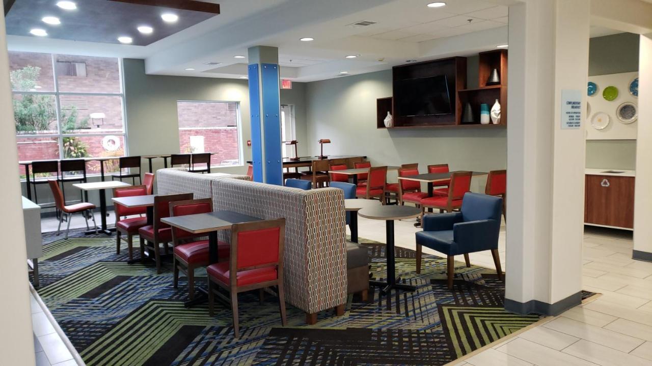 Holiday Inn Express Hotel And Suites Weslaco By Ihg Exterior foto